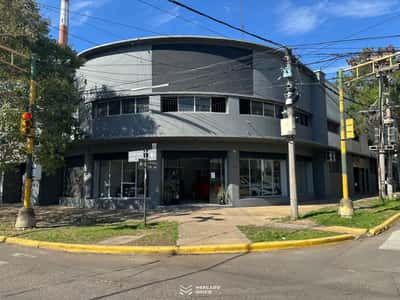 Galpón en En ALQUILER Amplio galpón comercial en esquina estratégica 